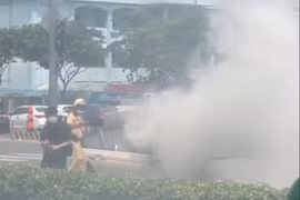 Xe sang BMW bốc khói nghi ngút trên đại lộ Phạm Văn Đồng