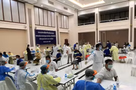 13 người Việt ở Lào dương tính Covid-19