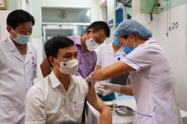 Thái Bình: 20 cán bộ, y bác sĩ đầu tiên được tiêm vắc xin phòng dịch Covid-19
