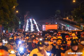 Hà Nội: Mưa lớn vào giờ tan tầm, nhiều tuyến phố ùn tắc