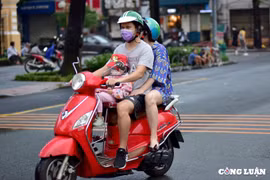 TP. HCM những ngày đầu “bình thường mới”: Người tranh thủ đi cắt tóc, người… quên cách lái xe