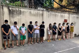 Hà Nội: Tạm giữ 42 nam nữ bay lắc trong quán karaoke