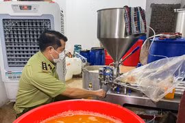Hà Nội: Triệt phá kho hàng “khủng” có dấu hiệu sản xuất mỹ phẩm giả