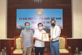 Giữa dịch Covid-19, Hoài Linh giải ngân tiền lũ lụt 2020
