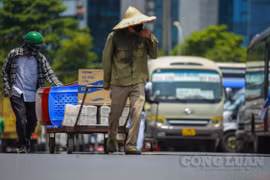 Người lao động ở bến xe Mỹ Đình mưu sinh giữa trưa nắng trên 40 độ C