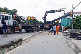 TP.HCM: Xe container tông dải phân cách, quốc lộ 22 ùn tắc nghiêm trọng