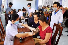 Hội Nhà báo Phú Yên trao quà, khám bệnh cho đồng bào vùng khó khăn