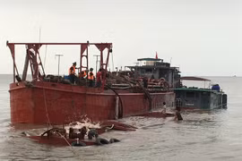 Tàu chở cát 250 tấn bị sóng đánh chìm, 2 thuyền viên may mắn thoát nạn