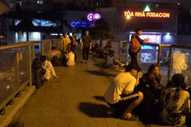 Hà Nội: Nhiều cầu vượt bộ hành lại “cản trở” người đi bộ