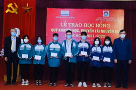 Quỹ Khuyến học, khuyến tài Nguyễn Du trao 349 suất học bổng cho học sinh, sinh viên Hà Tĩnh