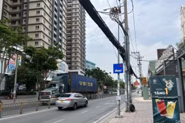 Shipper chở mẹ đi trên đường, bị nhóm thanh niên dàn cảnh cướp điện thoại