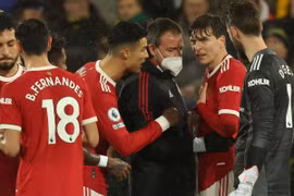 Trận Manchester United gặp Brentford chính thức bị hoãn vì Covid-19