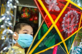 Hàng Trung thu khan hiếm, tiểu thương mang cả mặt nạ Halloween để bán