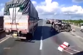 Xe ô tô mất lái trên cầu Thanh Trì khiến nhiều người xem thót tim