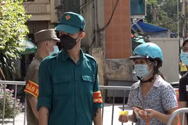 Hà Nội: Lực lượng chức năng ra quân xử lý tình trạng xếp hàng dài mua bánh trung thu ở “vùng xanh”