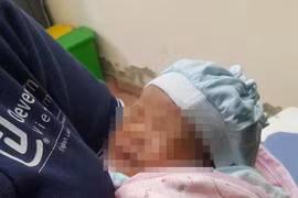 Hà Nội: Bé gái sơ sinh bị bỏ rơi tại trạm y tế xã