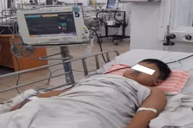 Cứu bé trai bị ngộ độc, máu chuyển sang màu nâu