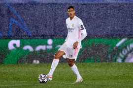 Man Utd đặt giá mua Varane