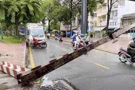 TP. HCM: Xe ô tô tải tông sập thanh giới hạn chiều cao ở gầm cầu Bông