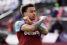 Tiền vệ Lingard giành cú đúp giải thưởng Premier League
