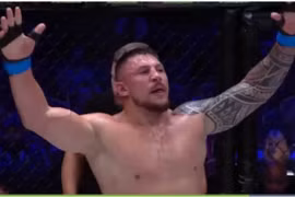 Võ sĩ Nga đi “liên hoàn quyền” tuyệt đỉnh hạ knock-out đối thủ