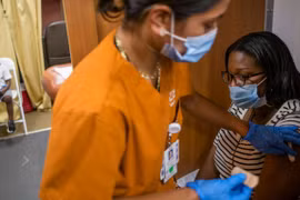 WHO nói không cần tiêm vaccine COVID-19 tăng cường