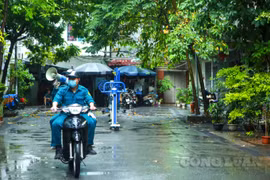Vắng người, lực lượng chức năng đến từng ngõ phố gọi loa mời người dân ra tiêm vắc xin