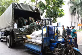Bộ Tư lệnh Vùng 1 trao tặng 20 tấn gạo cho người dân TP. HCM