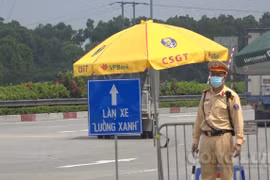 Hà Nội: Lực lượng chức năng căng mình tại các chốt kiểm dịch, tạo thuận lợi cho "luồng xanh" thông thoáng