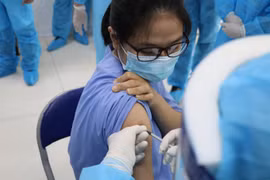 Không được tiêm vắc-xin loại khác cho người đã tiêm AstraZeneca, ngoại trừ Pfizer