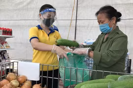 Ấm lòng với các món quà tại “Siêu thị 0 đồng” đầu tiên ở Hà Nội trong mùa dịch