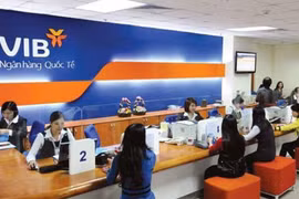 Nghịch lý ở VIB: Lãi 6 tháng 4.000 tỷ đồng nhưng thu nhập nhân viên giảm, khoản phải thu tăng đột biến