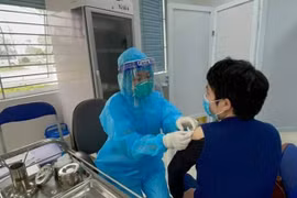Nhóm đối tượng nào được ưu tiên tiêm vaccine Covid-19 ở Hà Nội?