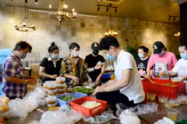 TP. HCM: Chủ nhà hàng nấu 2.000 suất ăn tiếp tế các khu phong toả