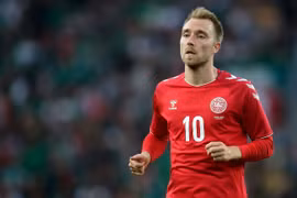 Tiền vệ Christian Eriksen xuất viện, đến sân tập thăm đồng đội