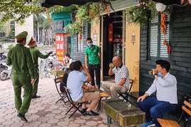 Trái lệnh cấm tụ tập kinh doanh đông người, một cửa hàng tại Long An bị phạt 10 triệu đồng