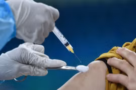Bộ Y tế cho phép tiêm trộn 2 mũi vaccine của hai hãng khác nhau