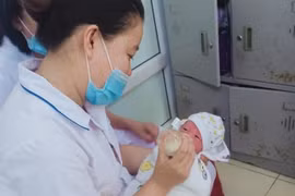Yên Bái: Phát hiện bé trai sơ sinh bị bỏ rơi