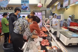 Nguồn hàng ổn định nhưng giá lương thực thực phẩm tại các siêu thị vẫn “nhích nhẹ”
