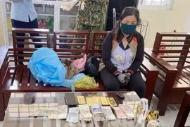 Người phụ nữ vận chuyển 5kg kim loại nghi là vàng 9999