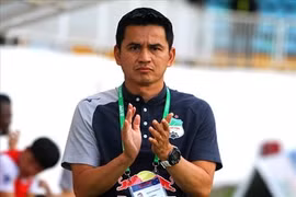 HLV Kiatisak nhận vinh dự lớn từ FIFA