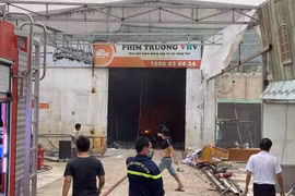 TP. HCM: Phim trường ở quận 12 bốc cháy dữ dội, nhiều tài sản bị thiêu rụi
