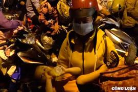 Trẻ nhỏ vật vã giữa dòng người về quê tránh dịch dồn ứ ở cửa ngõ phía Tây TP. HCM
