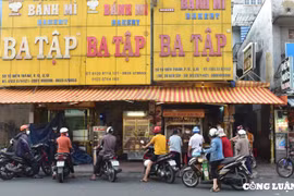 Người dân xếp hàng dài chờ mua thức ăn trong ngày đầu TP. HCM nới lỏng