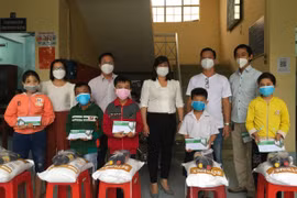 Hội Nhà báo Tây Ninh cùng nhà hảo tâm tặng quà cho trẻ khuyết tật và Nạn nhân chất độc da cam