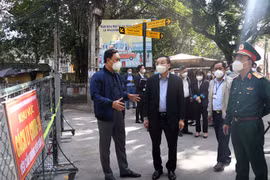 Chủ tịch Hà Nội kiểm tra hai "điểm nóng" có chùm ca bệnh phức tạp
