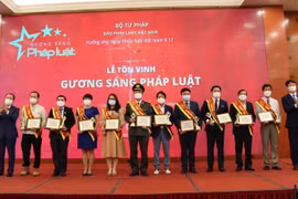 Báo Pháp luật Việt Nam tôn vinh các cá nhân tiêu biểu trong xây dựng và thi hành pháp luật