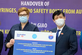 Bộ Y tế tiếp nhận trang thiết bị chống dịch từ Chính phủ Australia và UNICEF