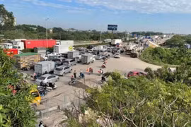 Hà Nội: Container lật trên cầu Thanh Trì, giao thông ùn dài