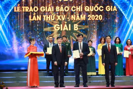 Người làm báo phải biết phân tích, tổng hợp, tìm ra vấn đề trong cả “núi” hồ sơ, tư liệu